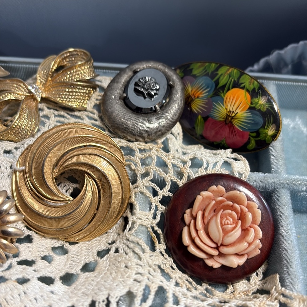 Vintage Brooch Set with Floral and Gold Designs
(9) - Picture 3 of 8